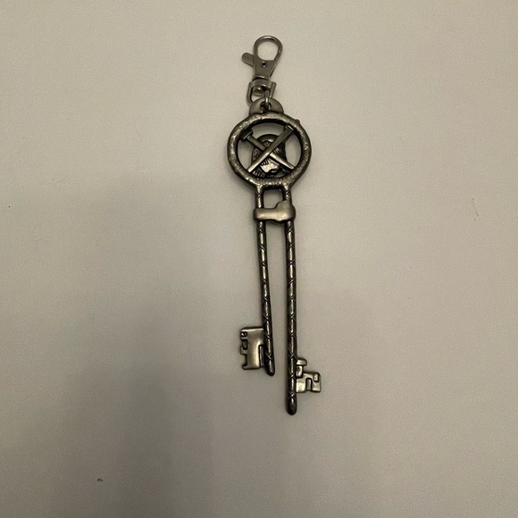 Disney World Parks Pirates of the Caribbean Skull Crossbones Skeleton Key Chain - Picture 3 of 5